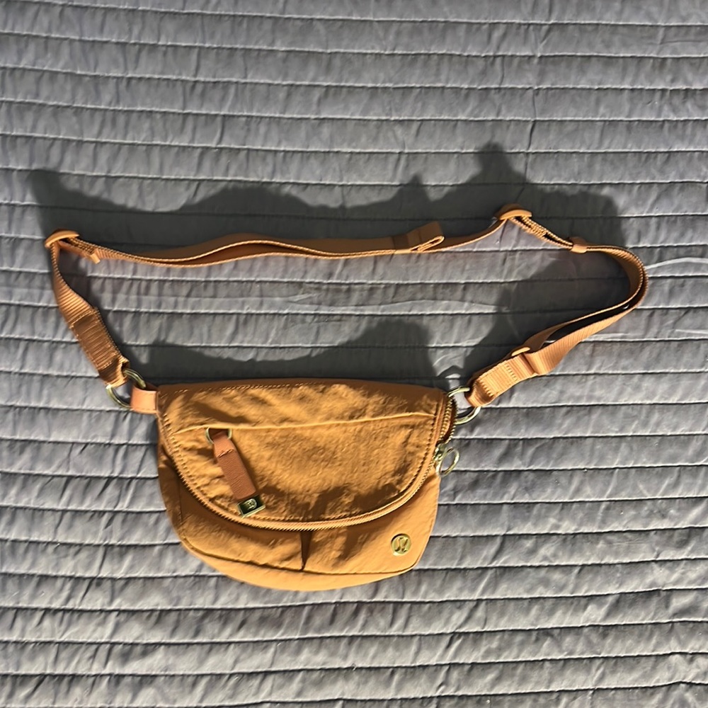 LIKE NEW LULULEMON ALL NIGHT FESTIVAL BAG MICRO IN SPICED CHAI